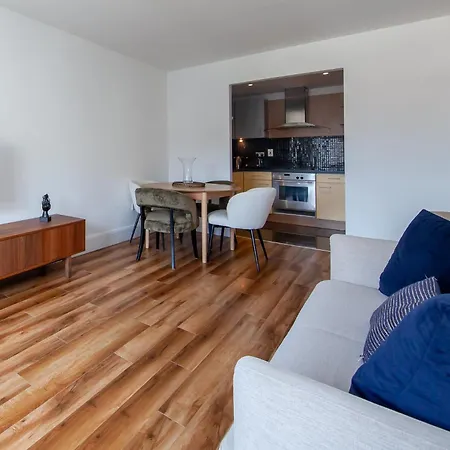 Stunning And Modern 2 Bed In The Heart Of דירה *