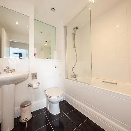 Stunning And Modern 2 Bed In The Heart Of דירה *