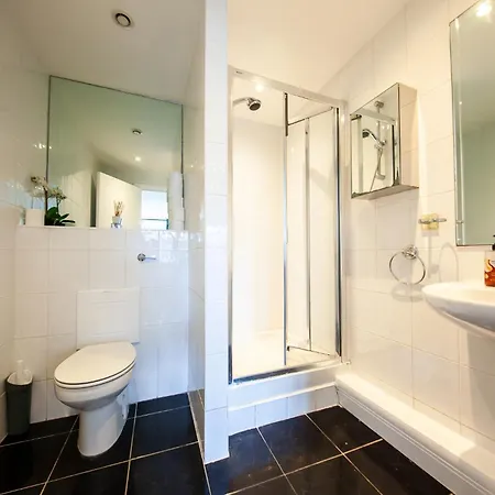 Stunning And Modern 2 Bed In The Heart Of דירה *